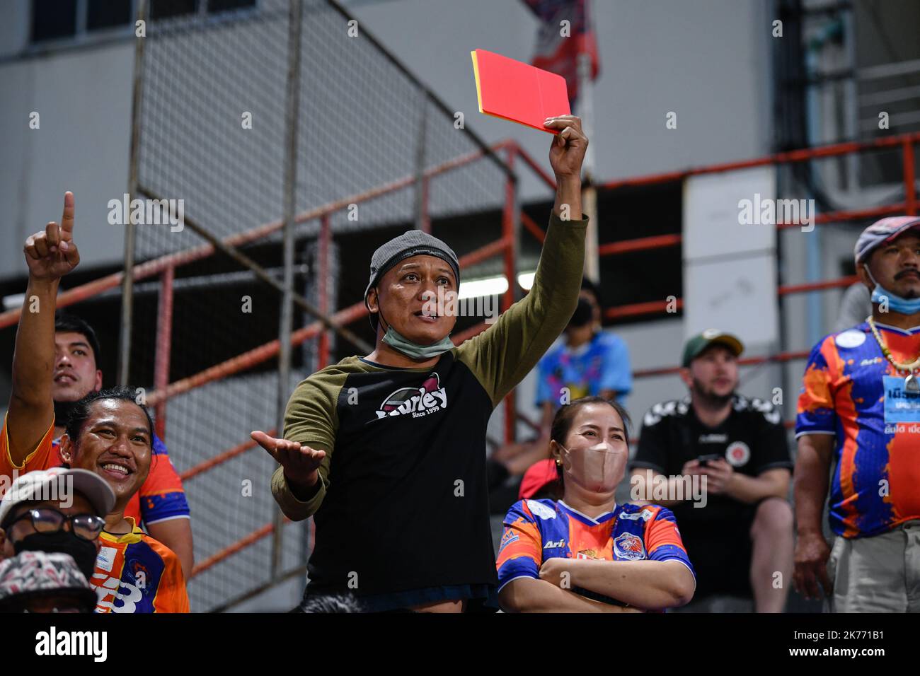 Bangkok, Thailand. 16. Oktober 2022. Port FC Fans jubeln während des Spiels der Thai Premier League 2022 zwischen Port FC und Lampang FC im PAT Stadium an.Endstand; Port FC 2:1 Lampang FC Credit: SOPA Images Limited/Alamy Live News Stockfoto