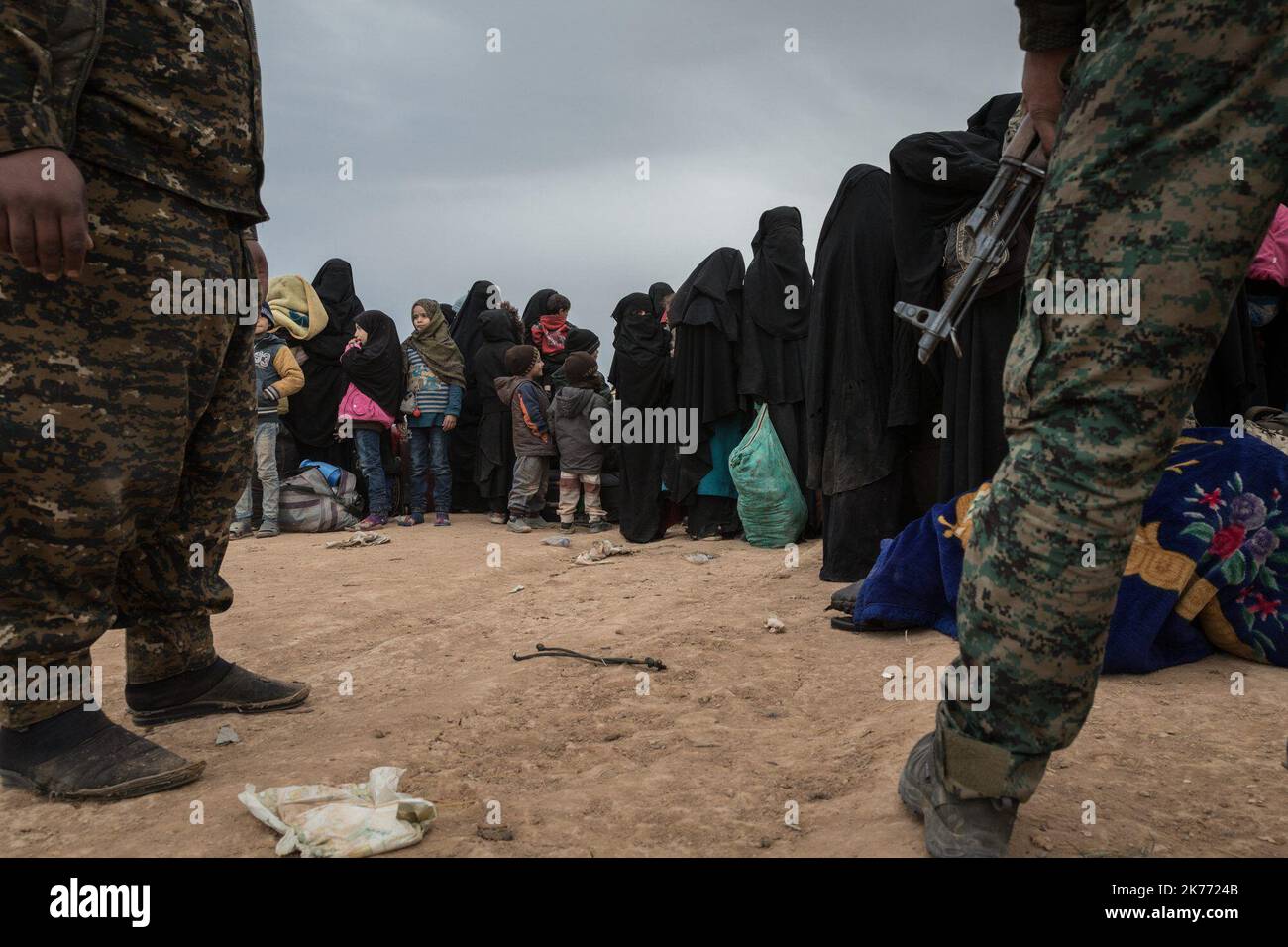Die kurdische YPG der Koalition (Syrische Demokratische Kräfte, auch bekannt als SDF) nimmt Tausende von Frauen und Kindern der Dschihadisten (ISIS) aus Baghouz, der letzten dschihadistischen Hochburg in Syrien, in Lastwagen, um sie einige Stunden entfernt im Al Hol-Lager abzusetzen. Stockfoto