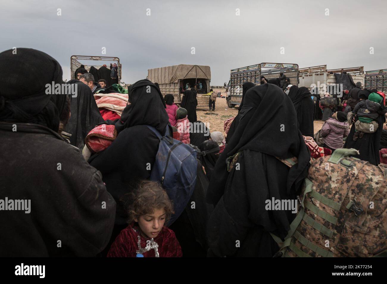Die kurdische YPG der Koalition (Syrische Demokratische Kräfte, auch bekannt als SDF) nimmt Tausende von Frauen und Kindern der Dschihadisten (ISIS) aus Baghouz, der letzten dschihadistischen Hochburg in Syrien, in Lastwagen, um sie einige Stunden entfernt im Al Hol-Lager abzusetzen. Stockfoto