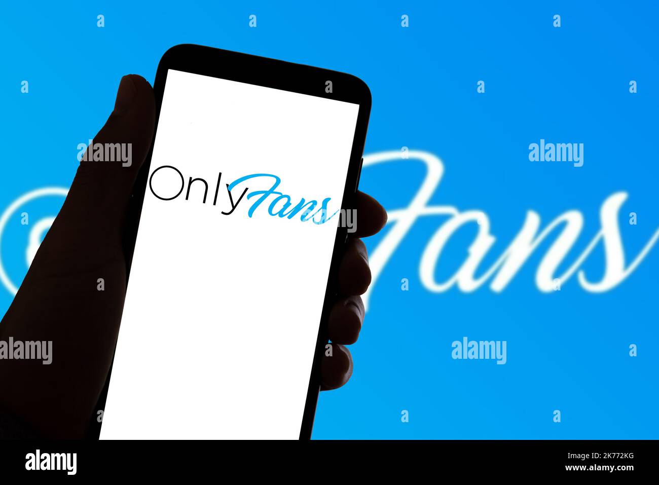 Spanien. 04.. November 2021. In dieser Abbildung befindet sich das Logo der Onlyfans-App auf dem Bildschirm eines Mobiltelefons und auf einem Laptop im Hintergrund. Kredit: SOPA Images Limited/Alamy Live Nachrichten Stockfoto