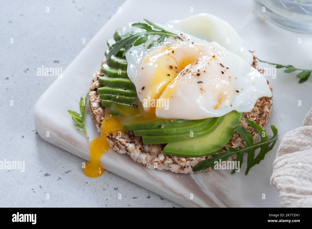 Pochiertes Ei auf braunem Vollkorntoast Stockfoto