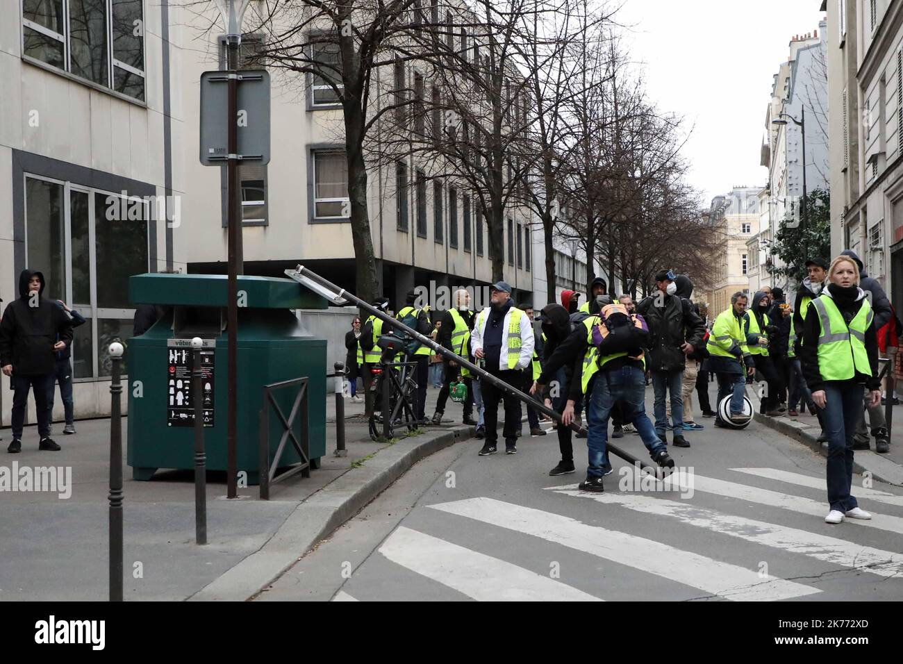 Bewegung der Gelbwesten (Gilets Jaunes) XVI. Akt in Paris kam es zu Zusammenstößen zwischen Polizei und Demonstranten Stockfoto