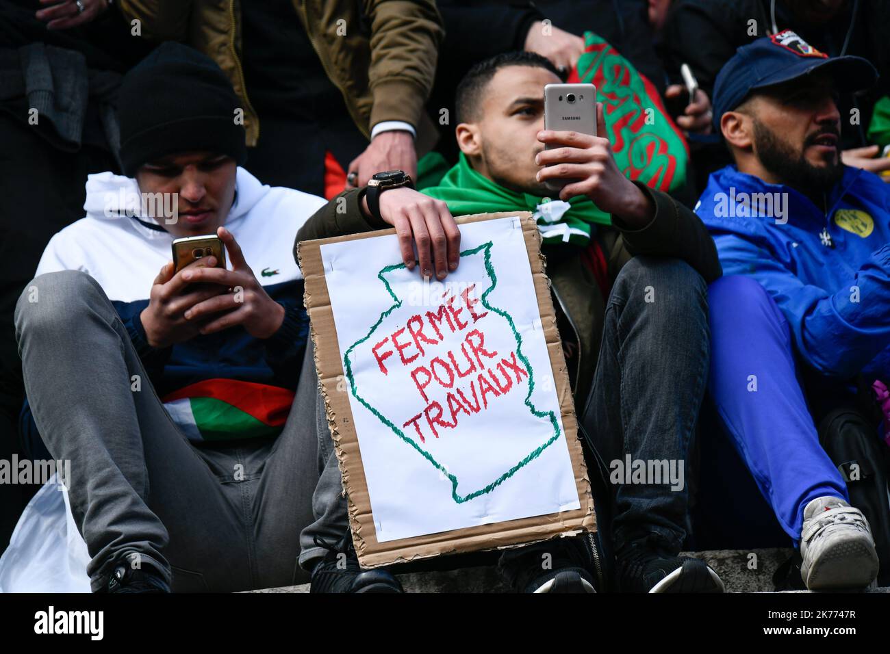 Kundgebung der algerischen Diaspora auf dem Place de la Republique gegen das Mandat von Präsident Bouteflika aus dem Jahr 5.. Stockfoto