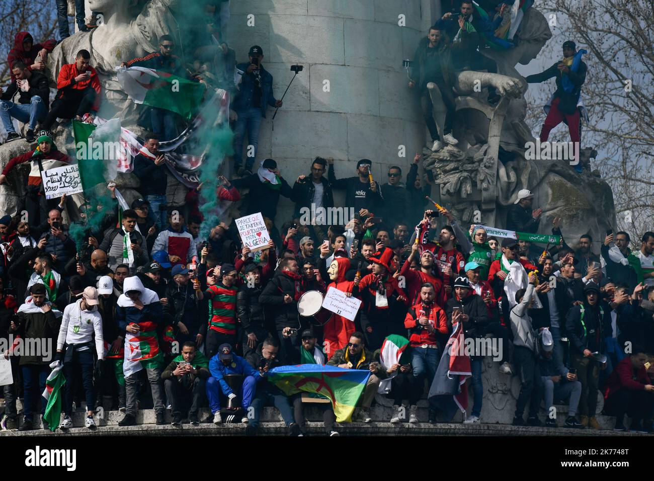 Kundgebung der algerischen Diaspora auf dem Place de la Republique gegen das Mandat von Präsident Bouteflika aus dem Jahr 5.. Stockfoto