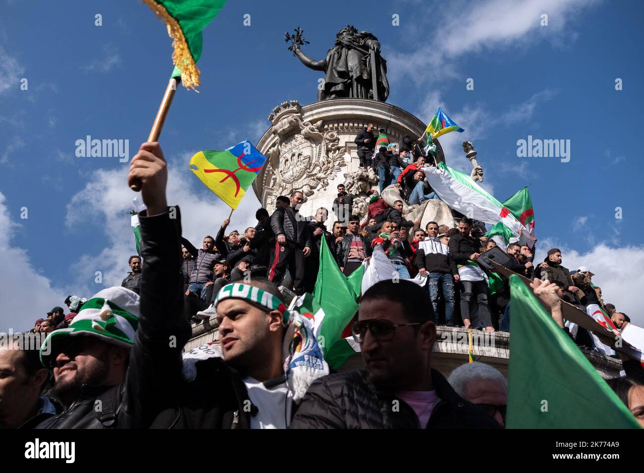 Kundgebung der algerischen Diaspora auf dem Place de la Republique gegen das Mandat von Präsident Bouteflika aus dem Jahr 5.. Stockfoto