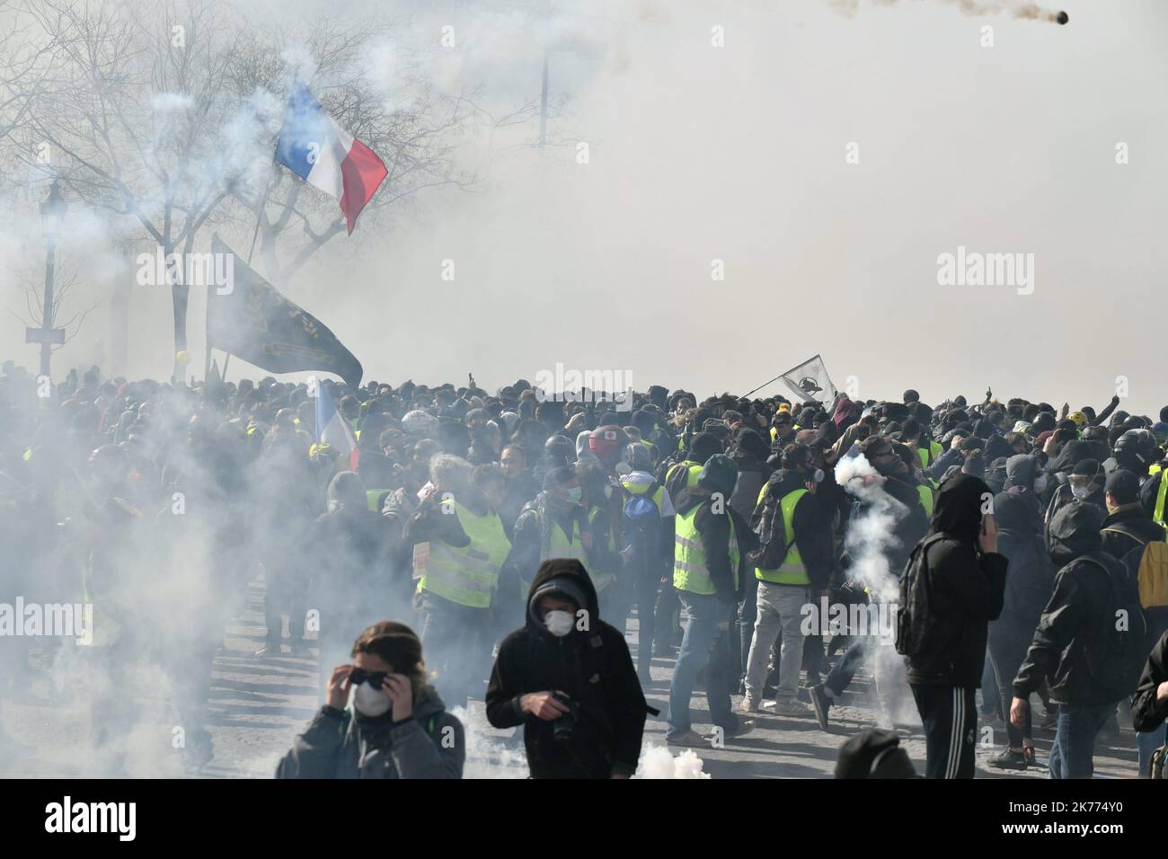 Protest in Paris©PHOTOPQR/VOIX DU Nord - Paris , 16 mars 2019 , Manifestation des gilets jaunes acte XVIII champs Elysees . LA VOIX DU NORD FOTOS PASCAL BONNIERE - 2019/03/16. Die Kundgebung der Gelbwesten wird in Paris gewalttätig die Polizei feuerte Tränengas aus, um Demonstranten zu zerstreuen, die in der Nähe der Champs-Elysées Barrikaden in Szenen aufrichteten, die an einige der angespanntesten Kundgebungen der Gelbwesten erinnern. Stockfoto