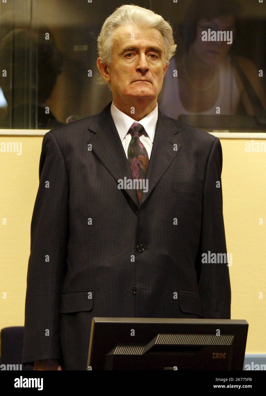 Der ehemalige bosnisch-serbische Führer Radovan Karadzic tritt zu Beginn seines ersten Auftritts in Den Haag, Niederlande, am 31. Juli 2008 in den Gerichtssaal des Internationalen Strafgerichtshofs für das ehemalige Jugoslawien ein. Karadzic steht zum ersten Mal einem UN-Kriegsverbrecher gegenüber, der wegen Völkermordes für seine Handlungen im Bosnien-Krieg von 1992-95 angeklagt wurde. Stockfoto