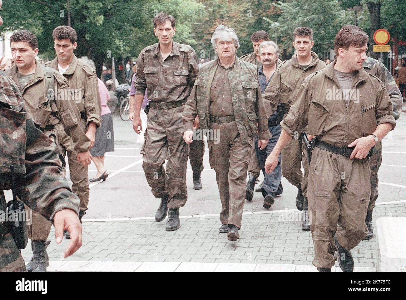 BANJA LUKA REPUBLIK BOSNIEN (EHEMALIGES JUGOSLAWIEN) / 1995 die Archivfotos von Radovan Karadzic, aufgenommen in Banja Luka, 1995, noch mit seinen Leibwächtern, werden vom Gericht in Den Haag beantragt. Es wird gesagt, dass es während des letzten Prozesses der Verhaftung einige Wunden von Seiten seiner Leibwächter gab. Stockfoto