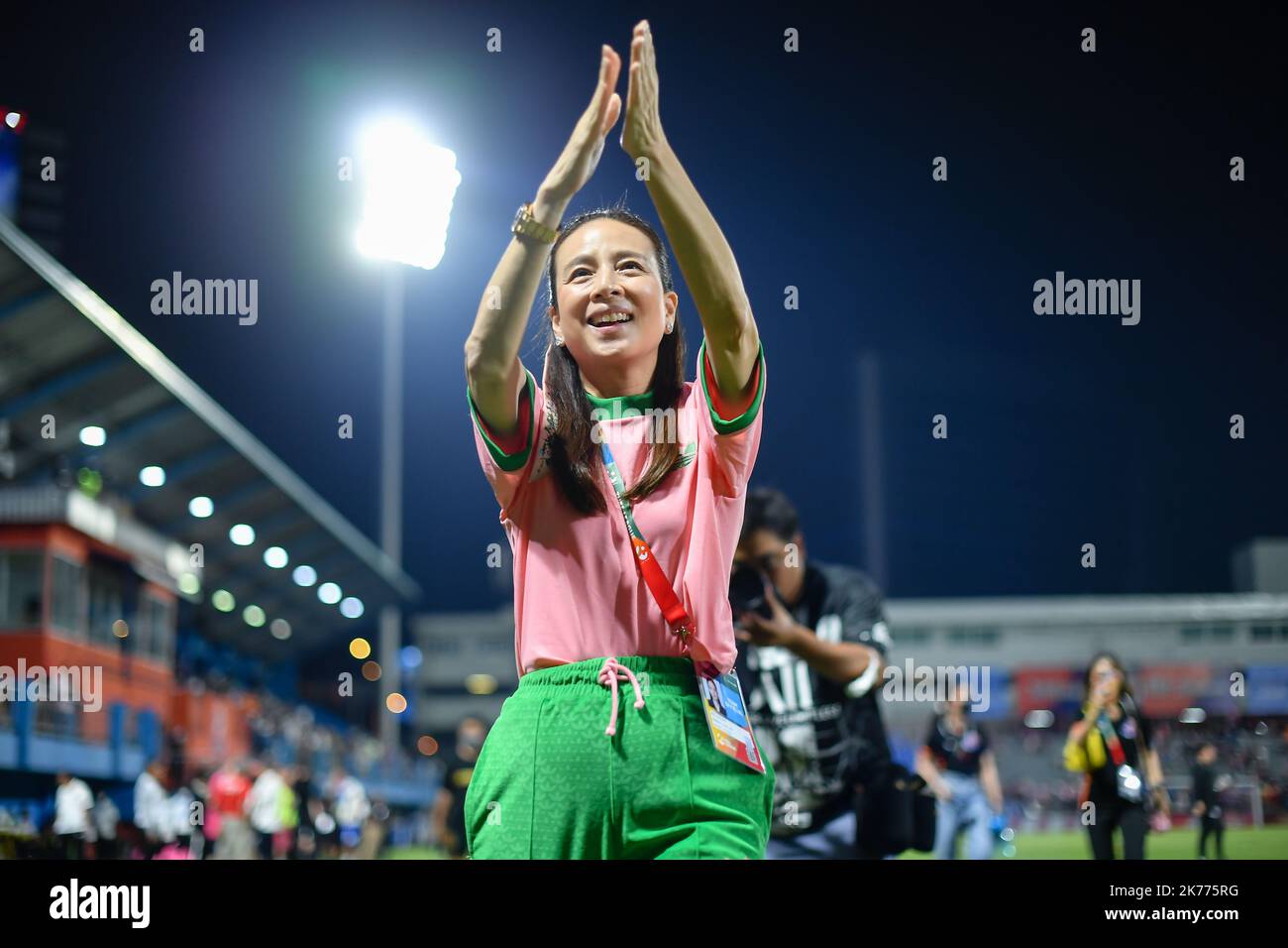 Bangkok, Thailand. 16. Oktober 2022. Der Vorsitzende Nualphan Lamsam von Port FC klatscht während des Spiels der Thai Premier League 2022 zwischen Port FC und Lampang FC im PAT Stadium.Endstand; Port FC 2:1 Lampang FC (Foto von Amphol Thongmueangluang/SOPA Images/Sipa USA) Credit: SIPA USA/Alamy Live News Stockfoto