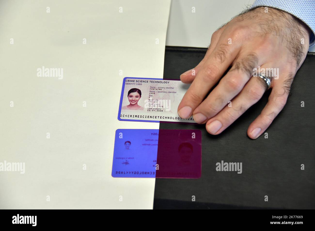 ©PHOTOPQR/VOIX DU Nord - A Lille, Cosimo Prete, un ancien archéologue, devenu policier scientifique a fondé une petite entreprise (CST, Centre Science Technology) qui a MIS au Point des procédés qui peuvent révolutionner -et grangement simplifier- le relevé des emprintes digitales (sans d'ADN) Et révéler l'authenticité des pèces d'identité, voire des billets de banque. S'ils sont authentiques, une carte d'identité, un permis de conduire, changet simplement de couleur selon qu'ils sont regardés sur un fond Blanc ou un fond foncé. 25 03 2019PHOTO PIERRE LE MASSON LA VOIX Stockfoto