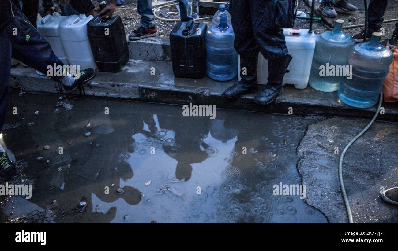 Die Menschen in Caracas in Venezuela füllen Wasserflaschen, die aufgrund von Engpässen und Stromausfällen immer knapper werden. Während das Wasser in Caracas während des Stromausfalls fast vollständig verschwunden ist, haben nur 10 % der Caracas täglich Zugang zu fließendem Wasser. Stockfoto