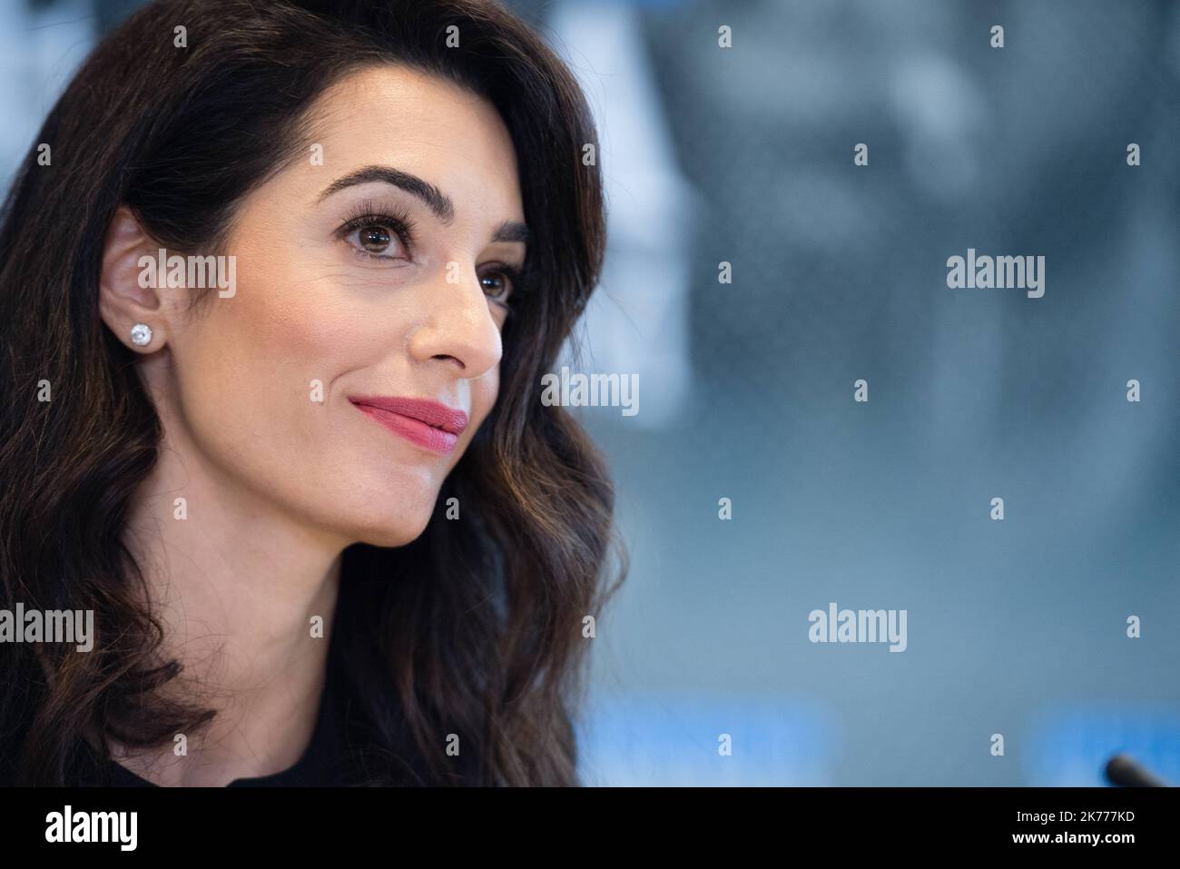 Amal Clooney, die Frau von George Cloney, nimmt an einer Pressekonferenz Teil, die im Novotel Dinard (Ille-et-Vilaine) zur Verteidigung der Freiheit organisiert wird. Aus der Presse neben Außenminister Jeremy Hunt und der kanadischen Außenministerin Chrystia Freeland. In Dinard am 5. April 2019 am Rande des Vorbereitungstreffens auf dem Gipfel der Staats- und Regierungschefs der G7 von Biarritz. Stockfoto