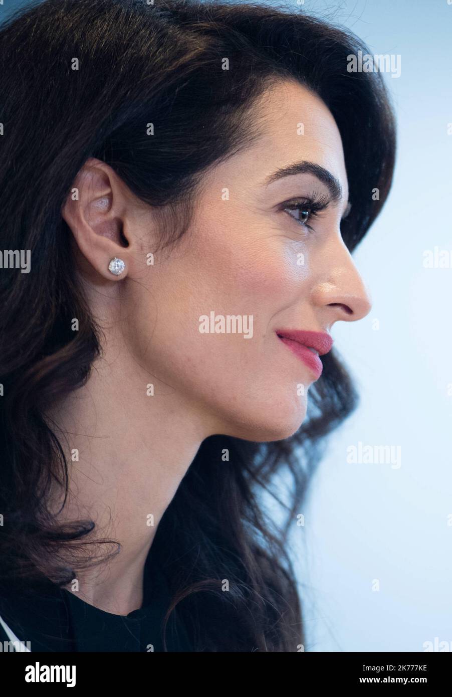 Amal Clooney, die Frau von George Cloney, nimmt an einer Pressekonferenz Teil, die im Novotel Dinard (Ille-et-Vilaine) zur Verteidigung der Freiheit organisiert wird. Aus der Presse neben Außenminister Jeremy Hunt und der kanadischen Außenministerin Chrystia Freeland. In Dinard am 5. April 2019 am Rande des Vorbereitungstreffens auf dem Gipfel der Staats- und Regierungschefs der G7 von Biarritz. Stockfoto