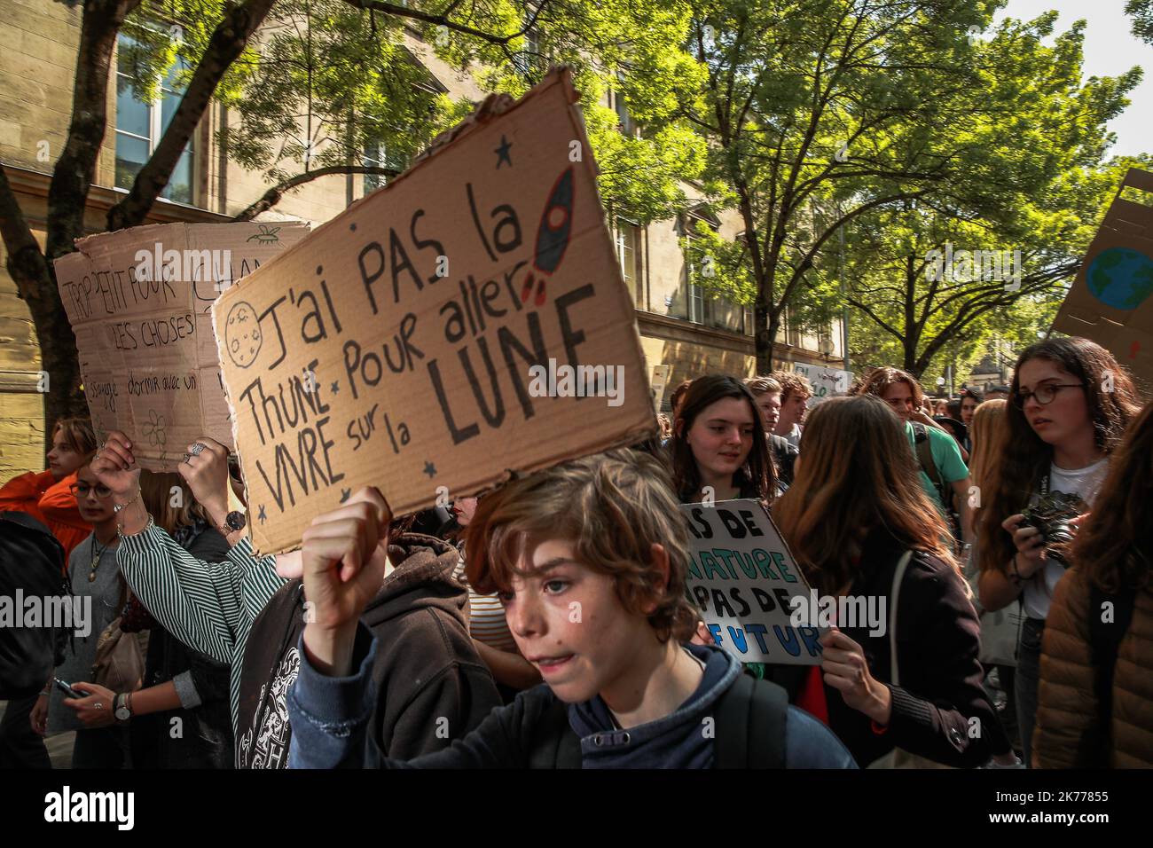 Studenten nehmen am 12. April 2019 an einer Demonstration der Jugend für das Klima Teil, um gegen das mangelnde Klimabewusstsein in Bordeaux zu protestieren Stockfoto