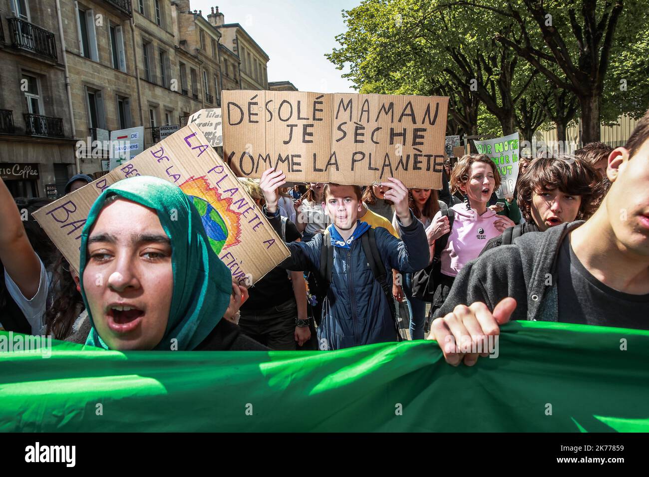 Studenten nehmen am 12. April 2019 an einer Demonstration der Jugend für das Klima Teil, um gegen das mangelnde Klimabewusstsein in Bordeaux zu protestieren Stockfoto