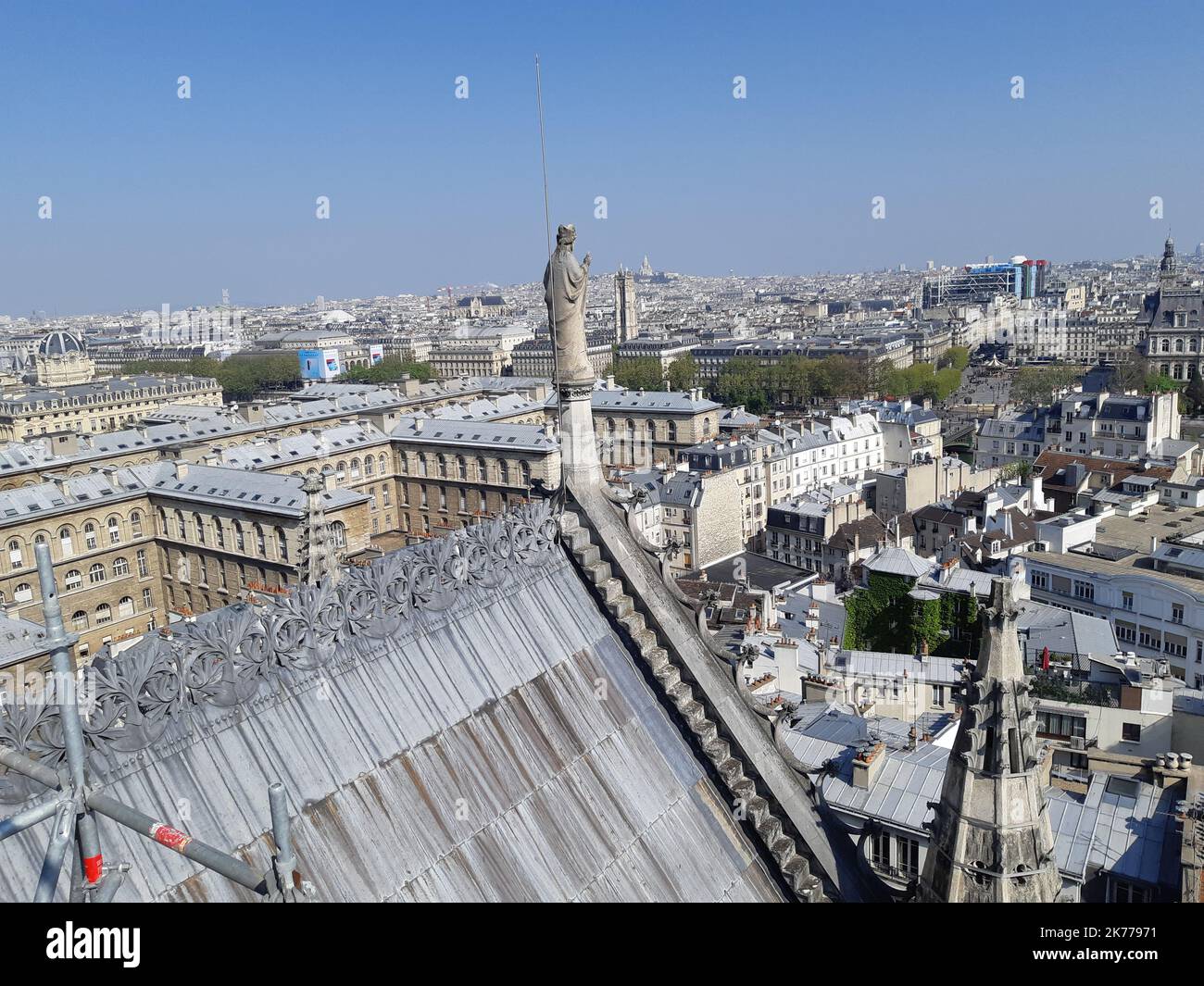 Neues Archivfoto der Kathedrale Notre Dame Werft mit Gerüsten und Umzug von Statuen der Apostel Stockfoto
