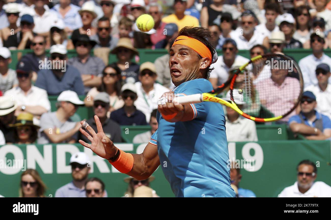 Grigor Dimitrov (Bul) - Rafael Nadal (Esp) - Court Rainier III während des Rolex Monte-Carlo Masters 2019, ATP Masters 100 Tennisspiels am 18. April 2019 in Monaco. Stockfoto