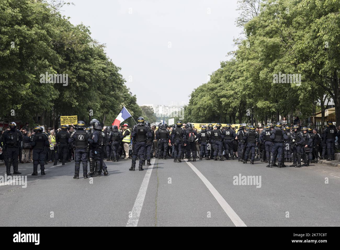 Am 1. Mai fand in Paris eine Demonstration statt, bei der Gewerkschaften und gelbe Jacken, Zusammenstöße zwischen schwarzen Blöcken und Strafverfolgungsbehörden regelmäßig auf dem Kurs stattfanden Stockfoto