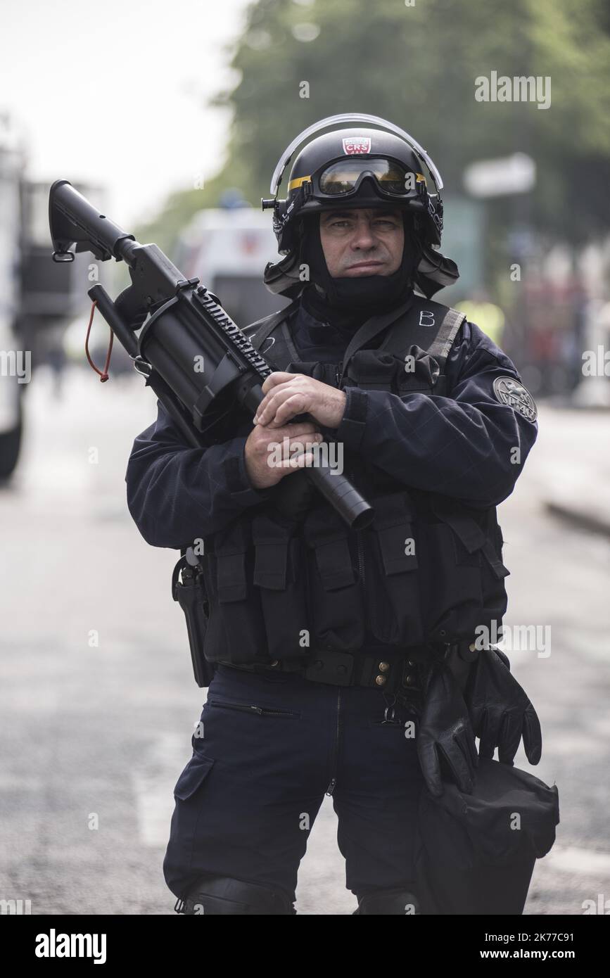 Am 1. Mai fand in Paris eine Demonstration statt, bei der Gewerkschaften und gelbe Jacken, Zusammenstöße zwischen schwarzen Blöcken und Strafverfolgungsbehörden regelmäßig auf dem Kurs stattfanden Stockfoto