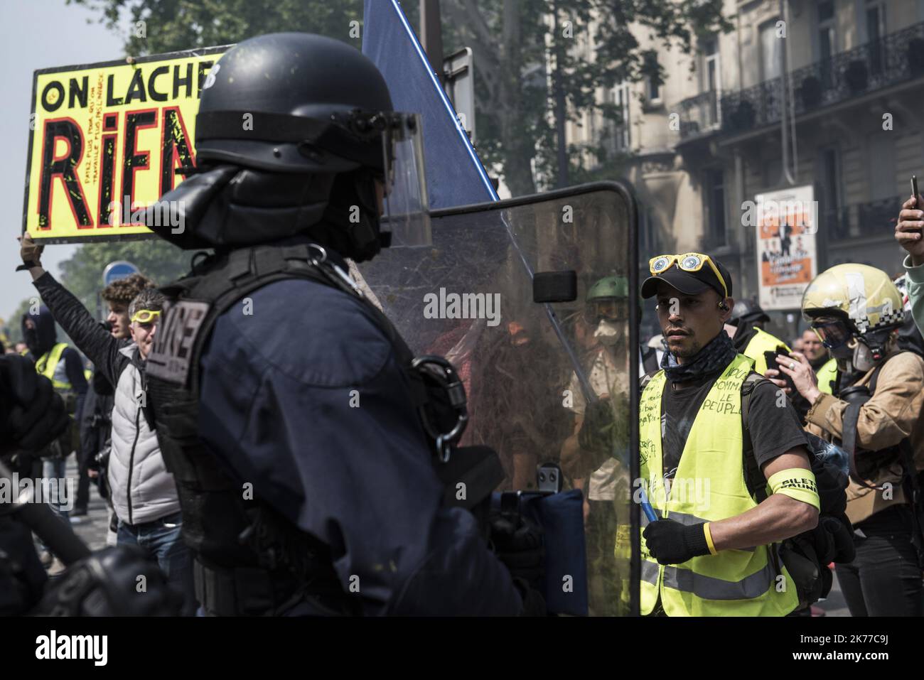 Am 1. Mai fand in Paris eine Demonstration statt, bei der Gewerkschaften und gelbe Jacken, Zusammenstöße zwischen schwarzen Blöcken und Strafverfolgungsbehörden regelmäßig auf dem Kurs stattfanden Stockfoto