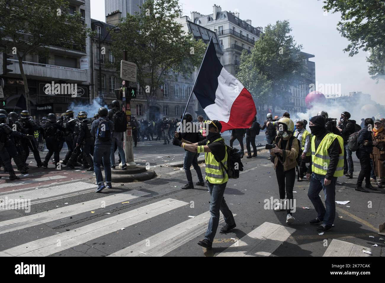 Am 1. Mai fand in Paris eine Demonstration statt, bei der Gewerkschaften und gelbe Jacken, Zusammenstöße zwischen schwarzen Blöcken und Strafverfolgungsbehörden regelmäßig auf dem Kurs stattfanden Stockfoto