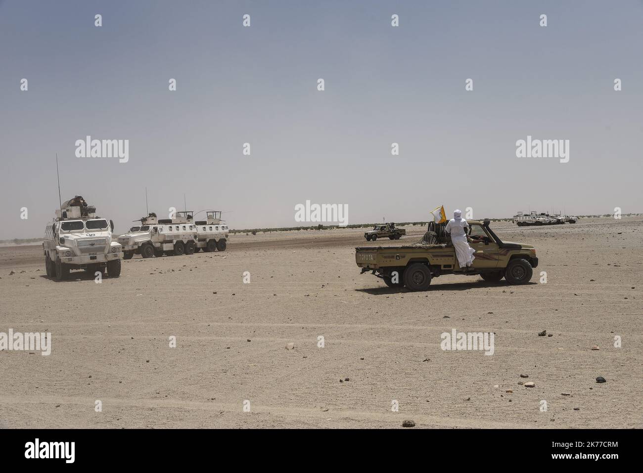 Mali / Tombouctou (Timbuktu) / ? Koygouma ? - Fahrzeuge der HCUA (hoher Rat für die Azawad-Einheit) kamen, um das Gebiet zu sichern. In Koygouma (Bezirk Goundam, Gemeinde Gargando) in der Region Timbuktu ist die HCUA, Mitglied der CMA (Movement Coordination of Azawad), sehr präsent. Diese Rebellengruppe, die das Friedensabkommen von Algier unterzeichnet hat und hauptsächlich aus Dissidenten von Ansar Dine besteht, wird oft wegen ihres "Doppelspiels" mit den Dschihadisten von Ansar Dine und ihrer Nähe zur Iyad AG Ghali kritisiert. Stockfoto