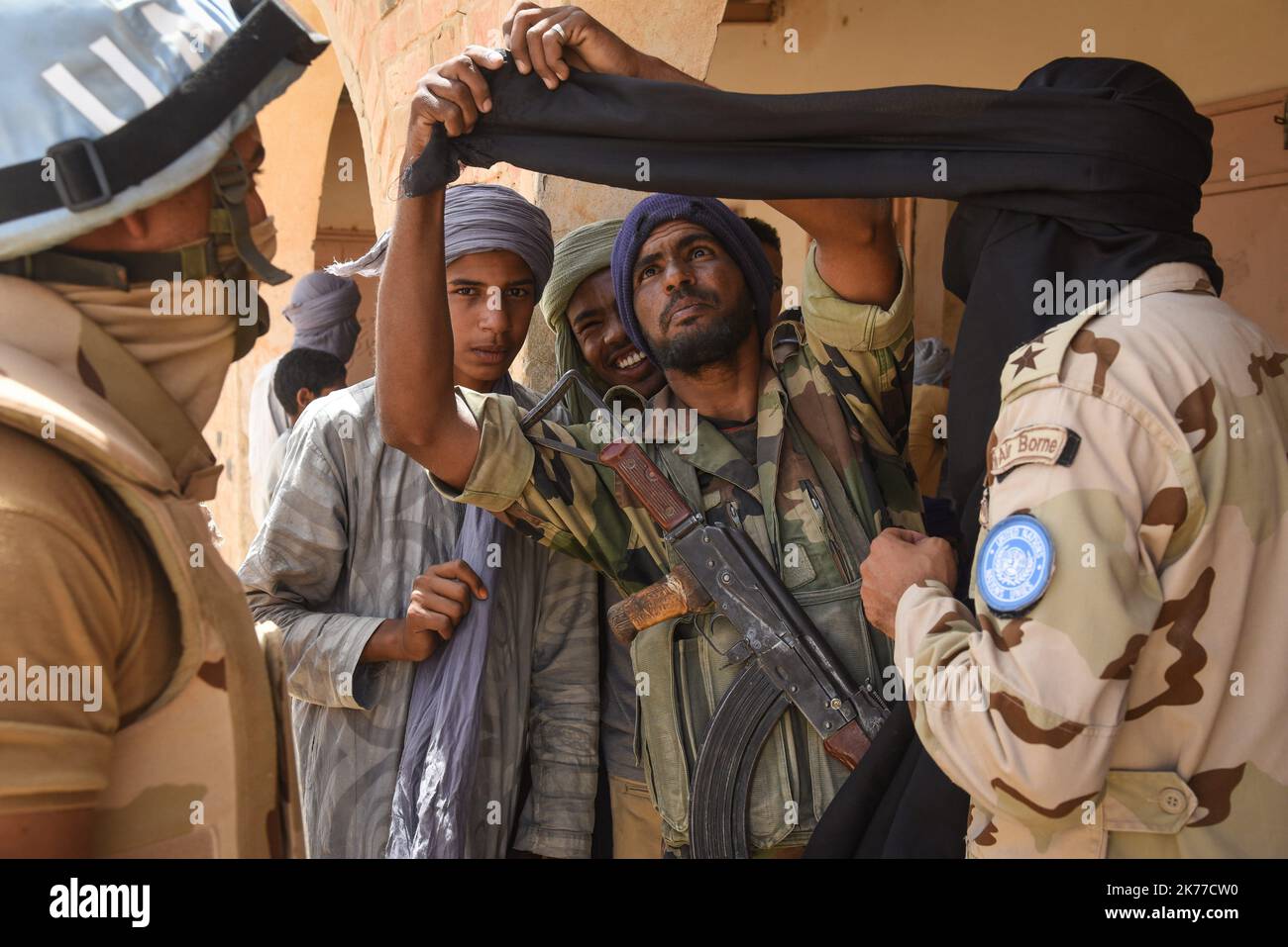 Ein Mitglied des HCUA (High Council for Azawad Unity) in Koygouma in der Region Timbuktu bietet am 6. Mai 2019 einem ägyptischen Blauhelm von MINUSMA einen Cheche (Turbans Touareg) an. Stockfoto
