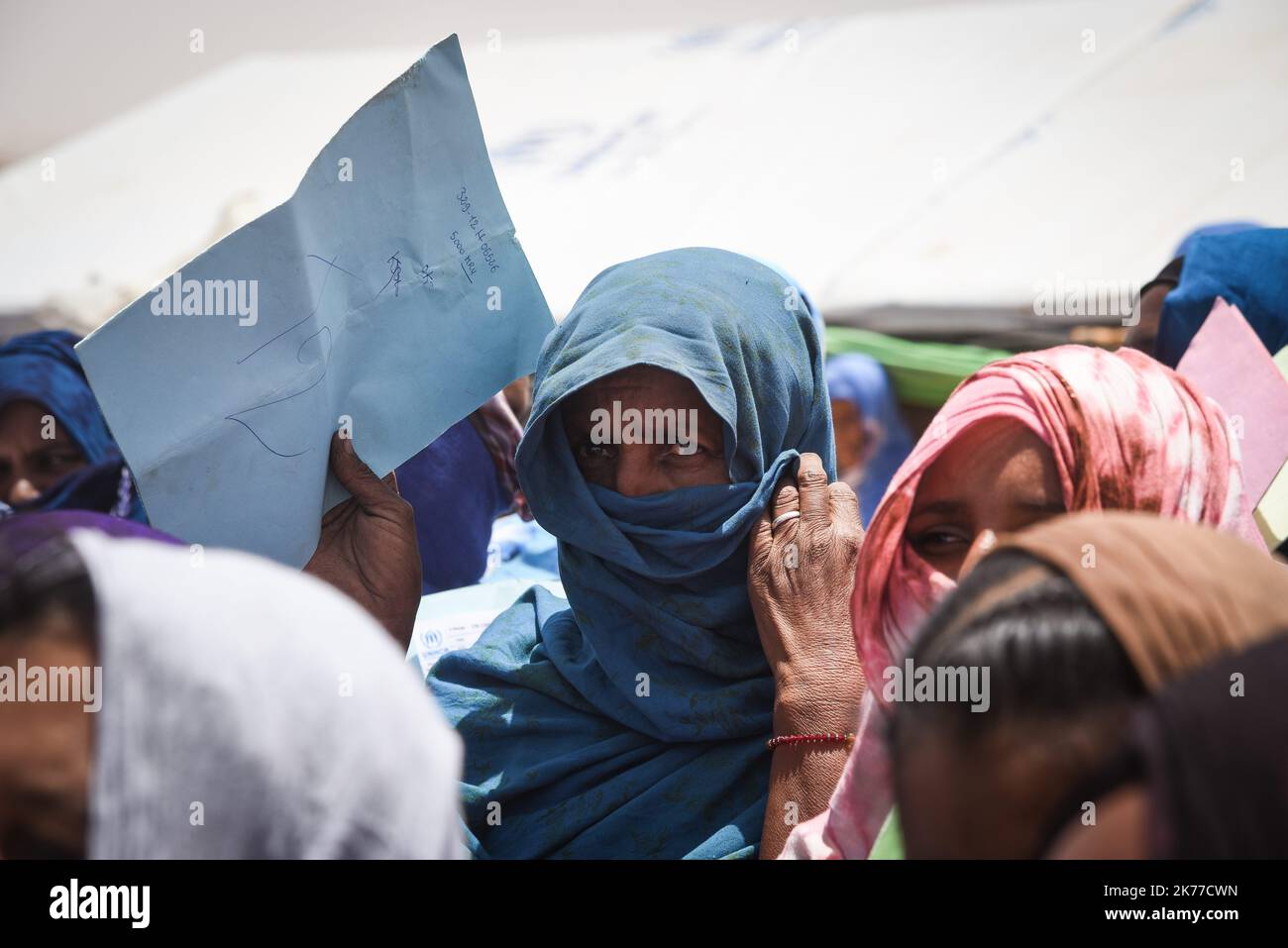 Viele Frauen aus Koygouma (Bezirk Goundam, Gemeinde Gargando), die 2013 aus dem Konflikt geflohen waren, begrüßten die Delegation des UNHCR und der MINUSMA in Begleitung des Gouverneurs der Region Timbuktu, Koina AG Ahmadou, 6. Mai, 2019 dieser Besuch folgt auf die Rückführung von 2086 malischen Flüchtlingen aus dem Lager Mbera in Mauretanien im vergangenen April. Stockfoto