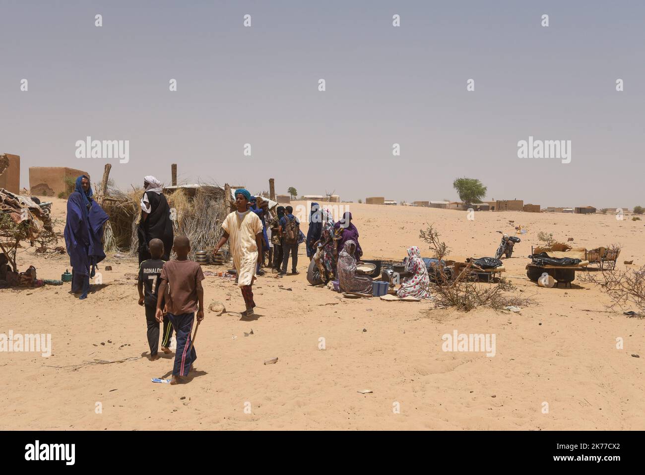 Im Dorf Koygouma (Bezirk Goundam, Gemeinde Gargando) in der Region Timbuktu wurden im April 2086 malische Flüchtlinge aus dem Lager Mbera in Mauretanien zurückgeführt. 2013 mussten sie aus dem Konflikt fliehen. Ihre Rückführung wurde durch den mauretanischen UNHCR und den UNHCR in Mali mit der Regierung und ihren Partnern erleichtert. Am 6. Mai 2019 besuchte eine Delegation des UNHCR und der MINUSMA in Begleitung des Gouverneurs der Region Koina AG Ahmadou Koygouma. Stockfoto