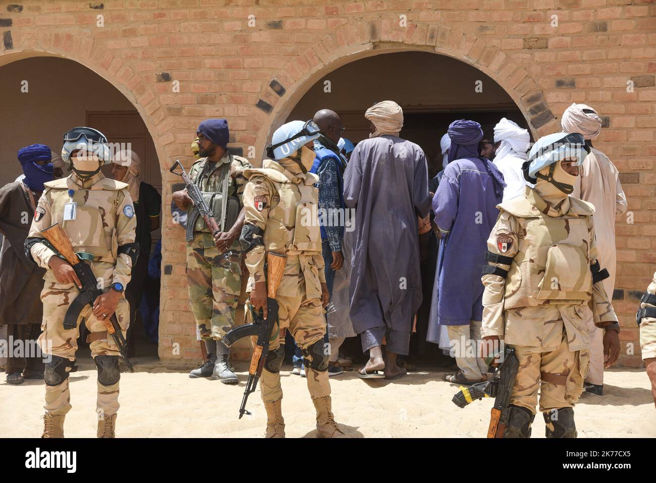 MINUSMA-Friedenstruppen sichern die ehemalige Schule, in der eine Delegation des UNHCR und der MINUSMA vom Gouverneur der Region Timbuktu, Koina AG Ahmadou, in Koygouma (Goundam-Kreis) in der Region Timbuktu, begleitet wird 6. Mai 2019. Dieser Besuch folgt auf die Rückführung von 2086 malischen Flüchtlingen aus dem Lager Mbera in Mauretanien im vergangenen April, die 2013 aus dem Konflikt fliehen mussten. Stockfoto