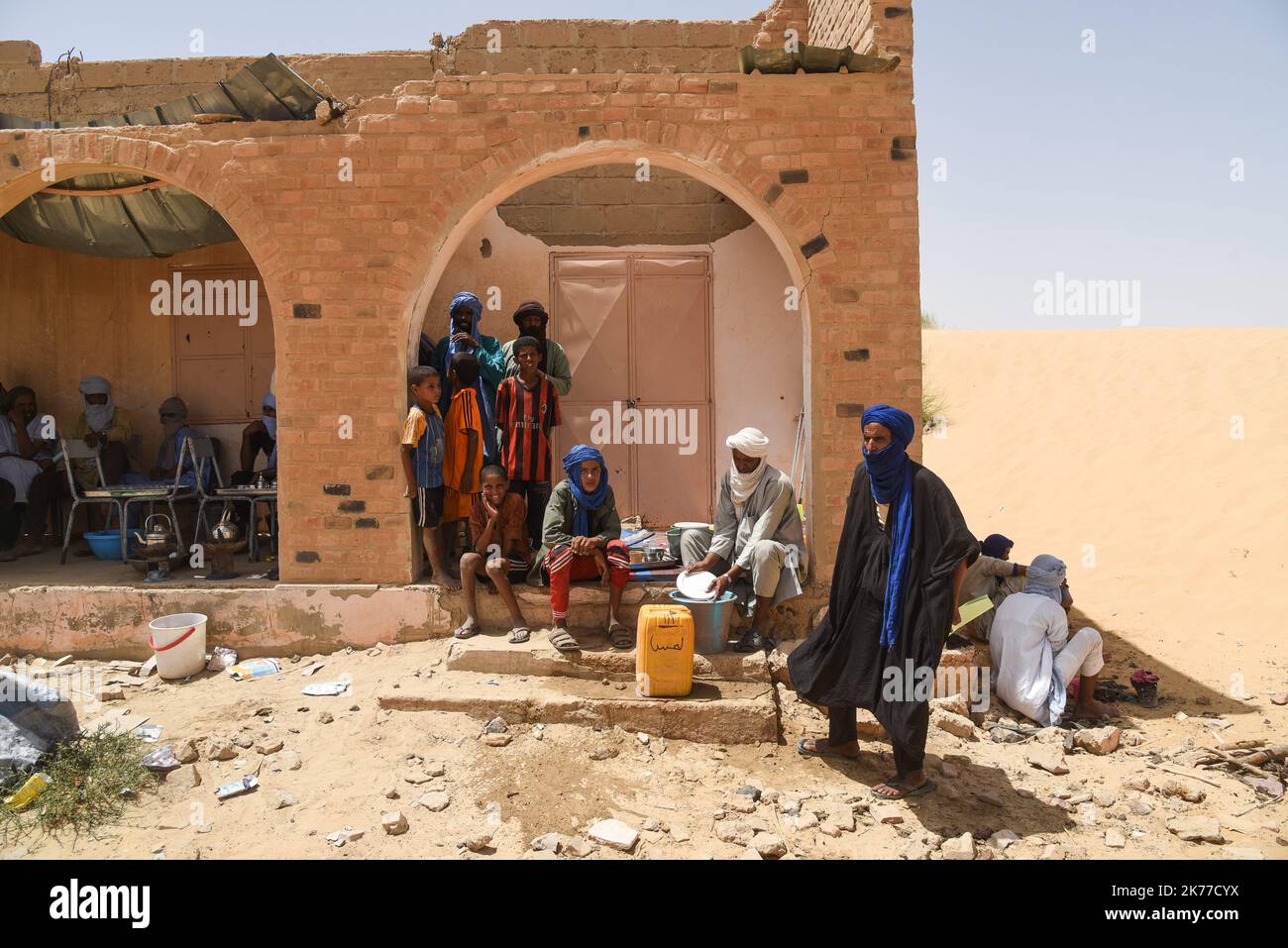 Dorfbewohner aus Koygouma (Kreis Goundam, Gemeinde Gargando) in der Region Timbuktu kommen, um Wasser aus einer Zisterne zu holen. Nach Angaben einiger Bewohner würden die Tanks in Goundam etwa 50km von Koygouma aus gefüllt werden, bevor sie in das Dorf transportiert werden. Der Zugang zu Trinkwasser ist heute eines der wichtigsten Probleme für die Bevölkerung dieser Wüstengebiete, die mit einer erheblichen Wasserknappheit konfrontiert sind, während im vergangenen April 2086 malische Flüchtlinge aus dem Mbera-Lager in Mauretanien in ihr Dorf zurückgeführt wurden. Stockfoto
