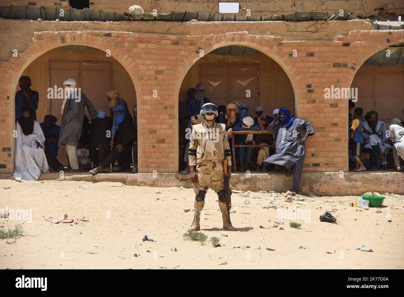 MINUSMA-Friedenstruppen sichern die ehemalige Schule, in der eine Delegation des UNHCR und der MINUSMA vom Gouverneur der Region Timbuktu, Koina AG Ahmadou, in Koygouma (Goundam-Kreis) in der Region Timbuktu, begleitet wird 6. Mai 2019. Dieser Besuch folgt auf die Rückführung von 2086 malischen Flüchtlingen aus dem Lager Mbera in Mauretanien im vergangenen April, die 2013 aus dem Konflikt fliehen mussten. Stockfoto