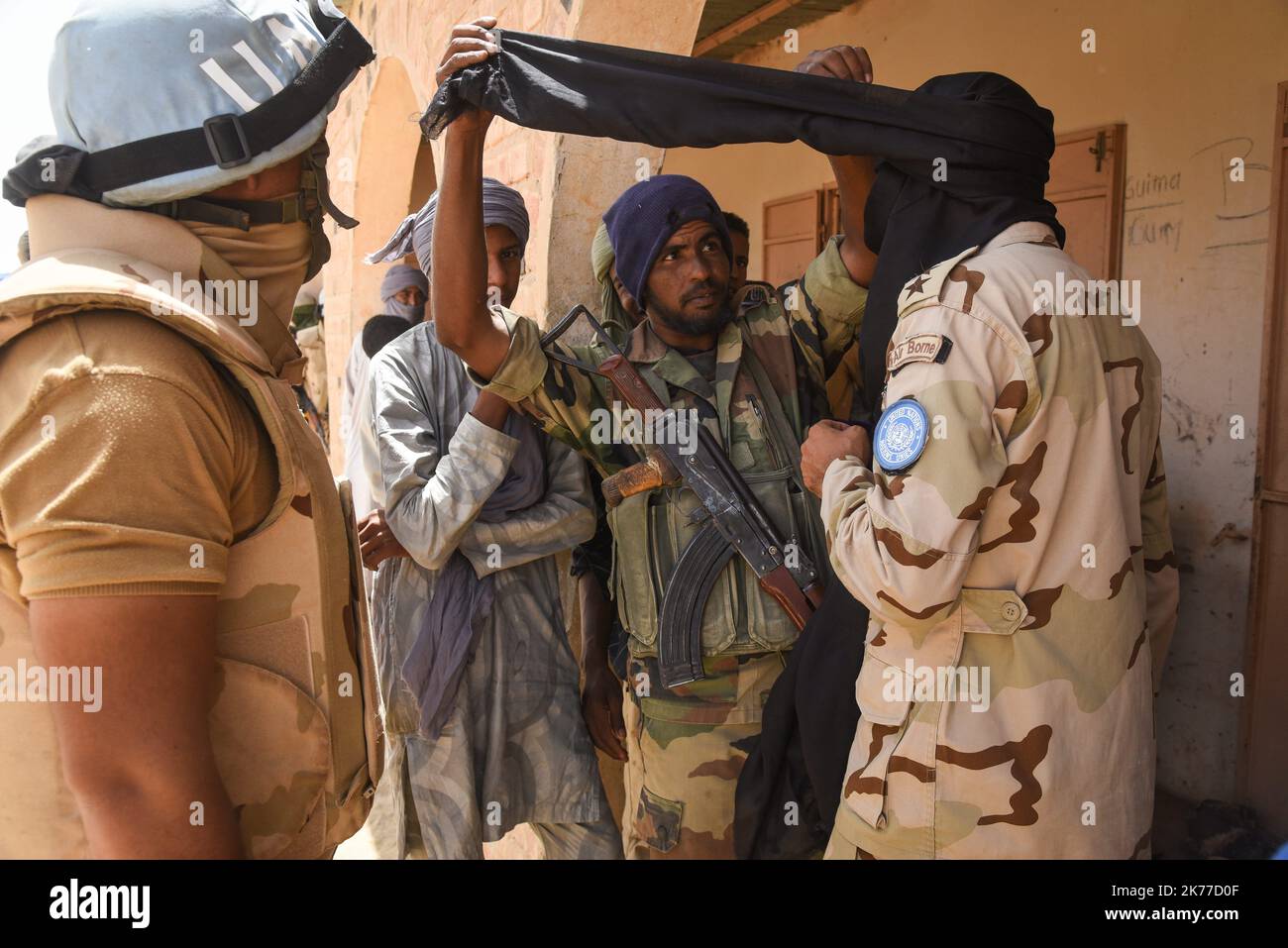 Ein Mitglied des HCUA (High Council for Azawad Unity) in Koygouma in der Region Timbuktu bietet am 6. Mai 2019 einem ägyptischen Blauhelm von MINUSMA einen Cheche (Turbans Touareg) an. Stockfoto