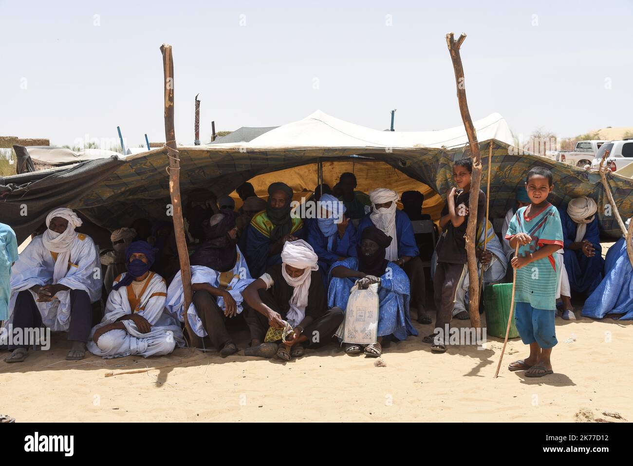 Dorfbewohner aus Koygouma (Kreis Goundam, Gemeinde Gargando) in der Region Timbuktu kommen, um Wasser aus einer Zisterne zu holen. Nach Angaben einiger Bewohner würden die Tanks in Goundam etwa 50km von Koygouma aus gefüllt werden, bevor sie in das Dorf transportiert werden. Der Zugang zu Trinkwasser ist heute eines der wichtigsten Probleme für die Bevölkerung dieser Wüstengebiete, die mit einer erheblichen Wasserknappheit konfrontiert sind, während im vergangenen April 2086 malische Flüchtlinge aus dem Mbera-Lager in Mauretanien in ihr Dorf zurückgeführt wurden. Stockfoto