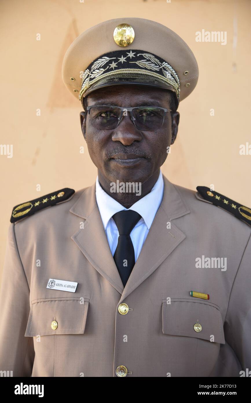 Der Gouverneur der Region Timbuktu Koina AG Ahmadou am 6. Mai 2019 auf dem Flughafen der Stadt mit 333 Heiligen. Stockfoto