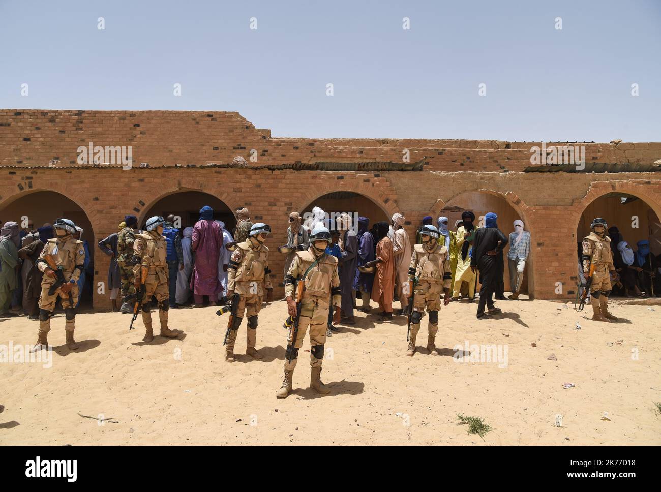 MINUSMA-Friedenstruppen sichern die ehemalige Schule, in der eine Delegation des UNHCR und der MINUSMA vom Gouverneur der Region Timbuktu, Koina AG Ahmadou, in Koygouma (Goundam-Kreis) in der Region Timbuktu, begleitet wird 6. Mai 2019. Dieser Besuch folgt auf die Rückführung von 2086 malischen Flüchtlingen aus dem Lager Mbera in Mauretanien im vergangenen April, die 2013 aus dem Konflikt fliehen mussten. Stockfoto