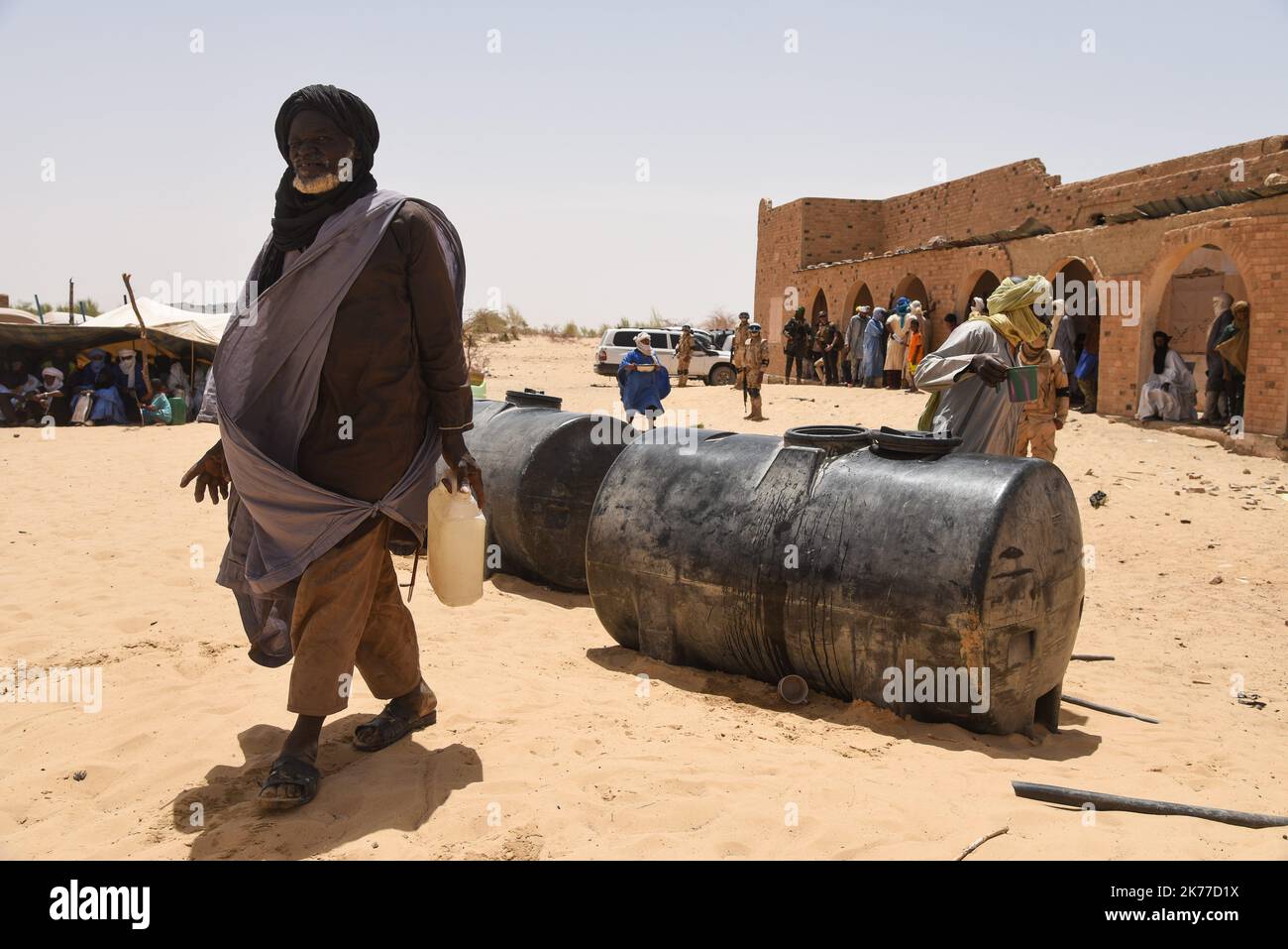â©Nicolas Remene / Le Pictorium/MAXPPP - Nicolas Remene / Le Pictorium - 06/05/2019 - Mali / Tombouctou (Timbuktu) / Koygouma - des villageois de Koygouma (Cercle de Goundam, commune de Gargando) dans la Region de Tombouctou viennent chercher de l'Eau dans une citerne. D'apres certains habitants, les citernes seraient remplies a Goundam a pres de 50km de Koygouma avant d'etre acheminees jusqu'au Village. L'acces a l'Eau potable constitue aujourd'hui l'une des problematiques les plus importantes pour les Populations de ces zones desertiques qui font face a une rarefaction importante des res Stockfoto