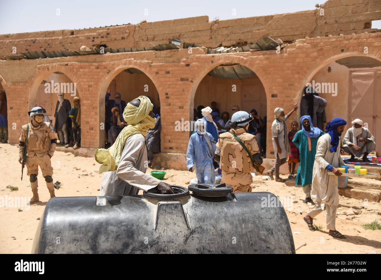 Dorfbewohner aus Koygouma (Kreis Goundam, Gemeinde Gargando) in der Region Timbuktu kommen, um Wasser aus einer Zisterne zu holen. Nach Angaben einiger Bewohner würden die Tanks in Goundam etwa 50km von Koygouma aus gefüllt werden, bevor sie in das Dorf transportiert werden. Der Zugang zu Trinkwasser ist heute eines der wichtigsten Probleme für die Bevölkerung dieser Wüstengebiete, die mit einer erheblichen Wasserknappheit konfrontiert sind, während im vergangenen April 2086 malische Flüchtlinge aus dem Mbera-Lager in Mauretanien in ihr Dorf zurückgeführt wurden. Stockfoto