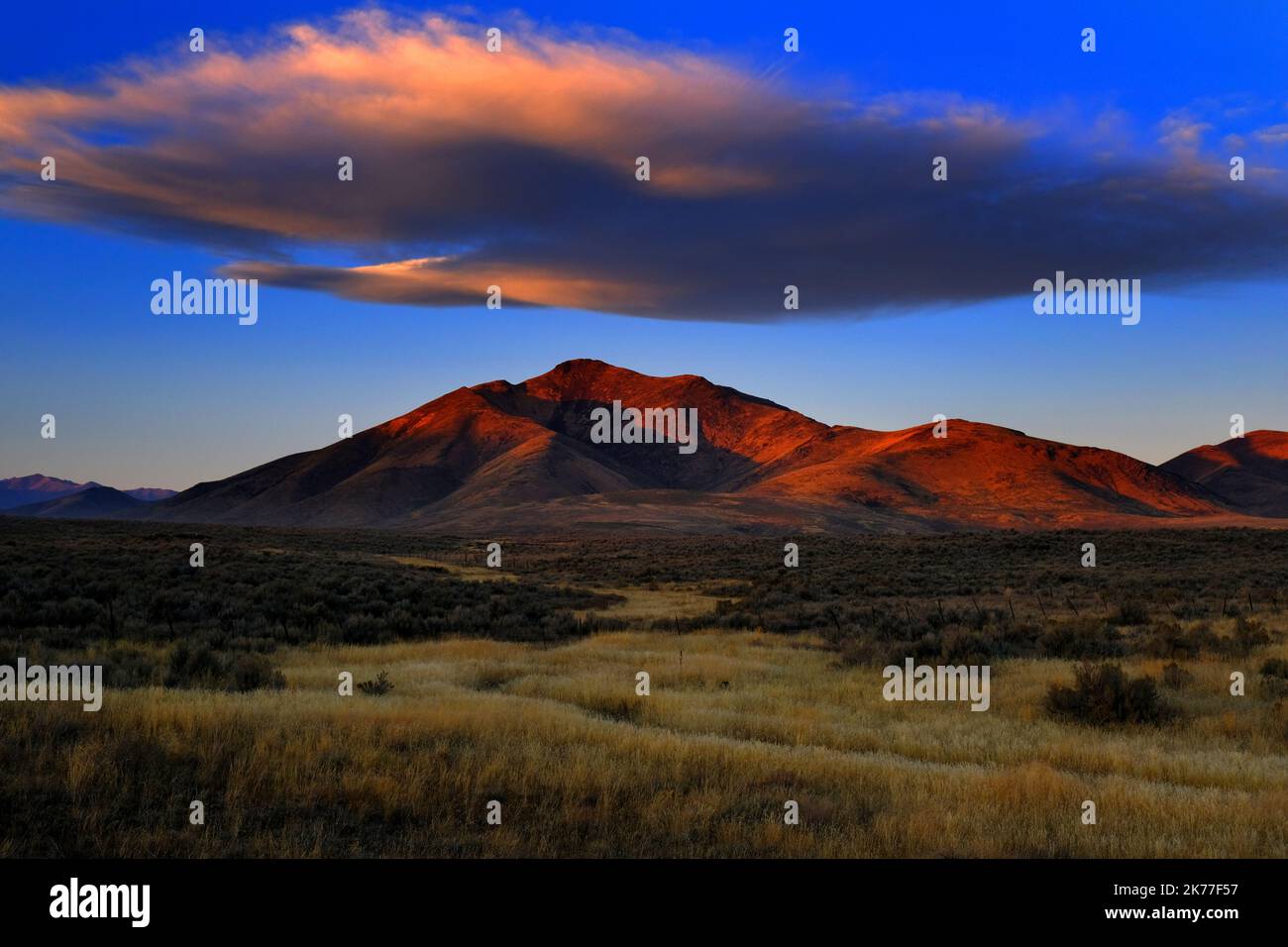Sonnenuntergang oder Sonnenaufgang auf dem Berg mit Wolken in der Landschaft des Himmels Stockfoto