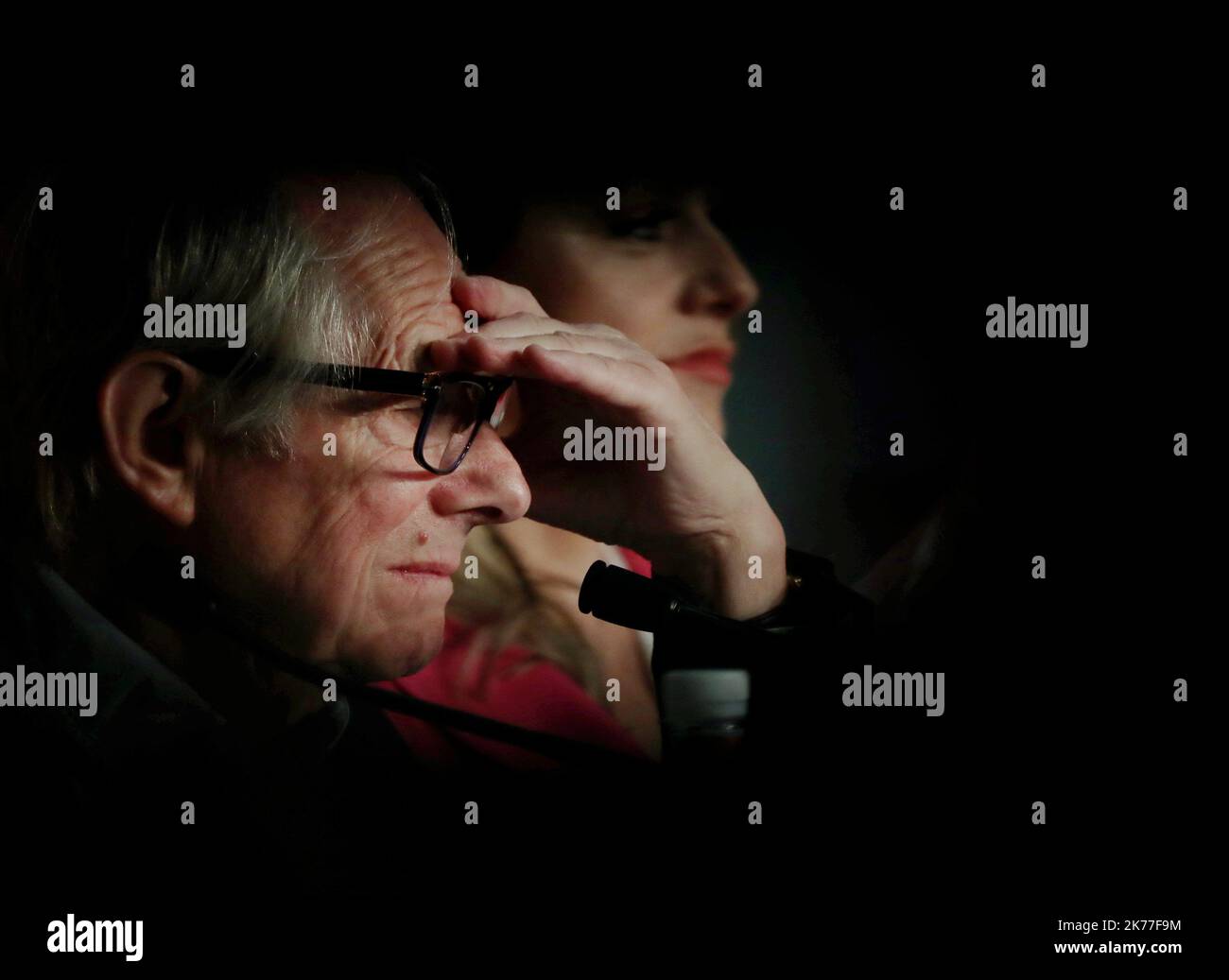 Der britische Regisseur und Drehbuchautor Ken Loach spricht während einer Pressekonferenz zum Film „Sorry We Missed You“ am 17. Mai 72. bei den Filmfestspielen in Cannes, Südfrankreich 2019 Stockfoto