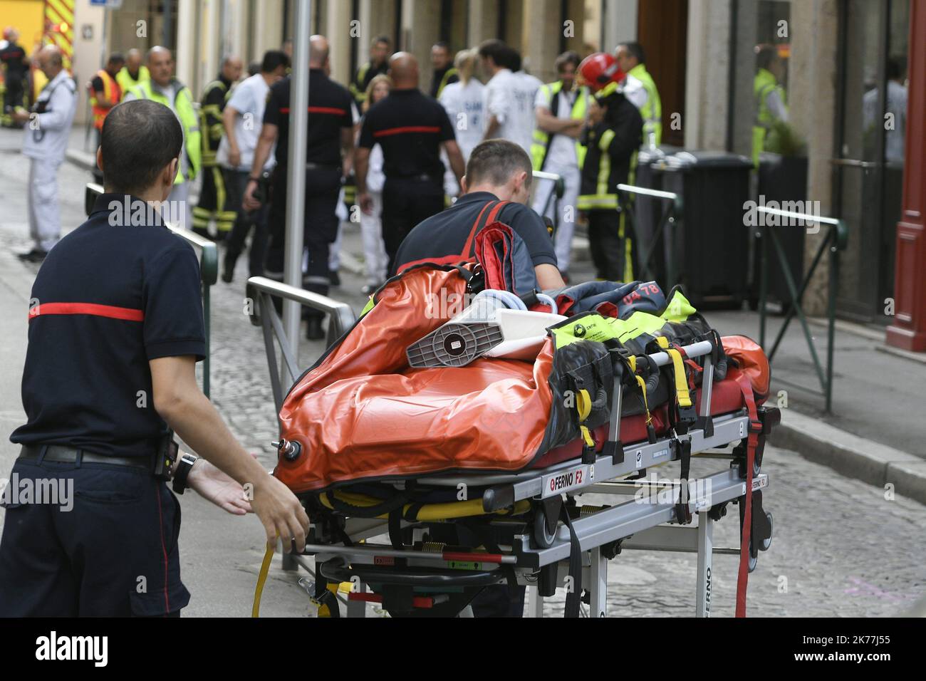 13 Menschen verletzt, als ein Beutel explodierte Stockfoto