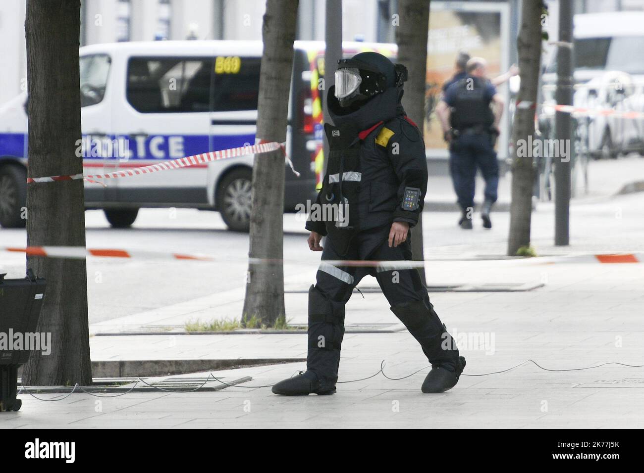 13 Menschen verletzt, als ein Beutel explodierte Stockfoto