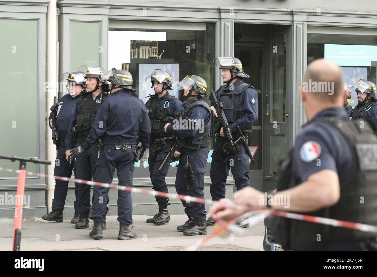13 Menschen verletzt, als ein Beutel explodierte Stockfoto