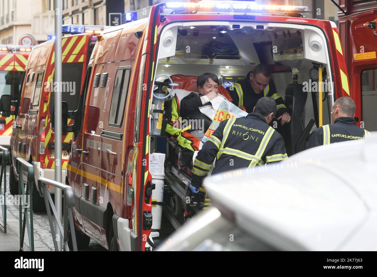13 Menschen verletzt, als ein Beutel explodierte Stockfoto
