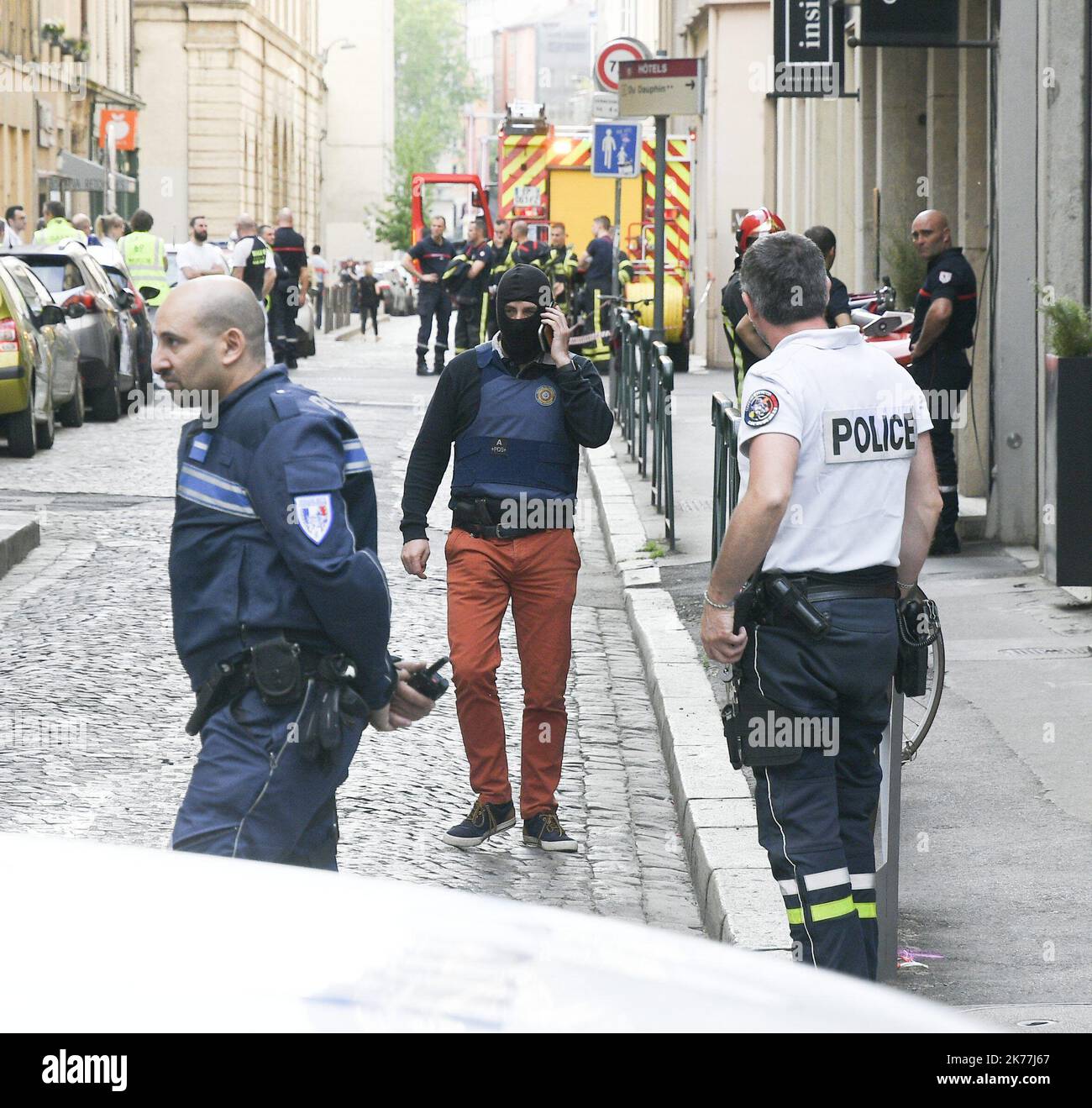 13 Menschen verletzt, als ein Beutel explodierte Stockfoto