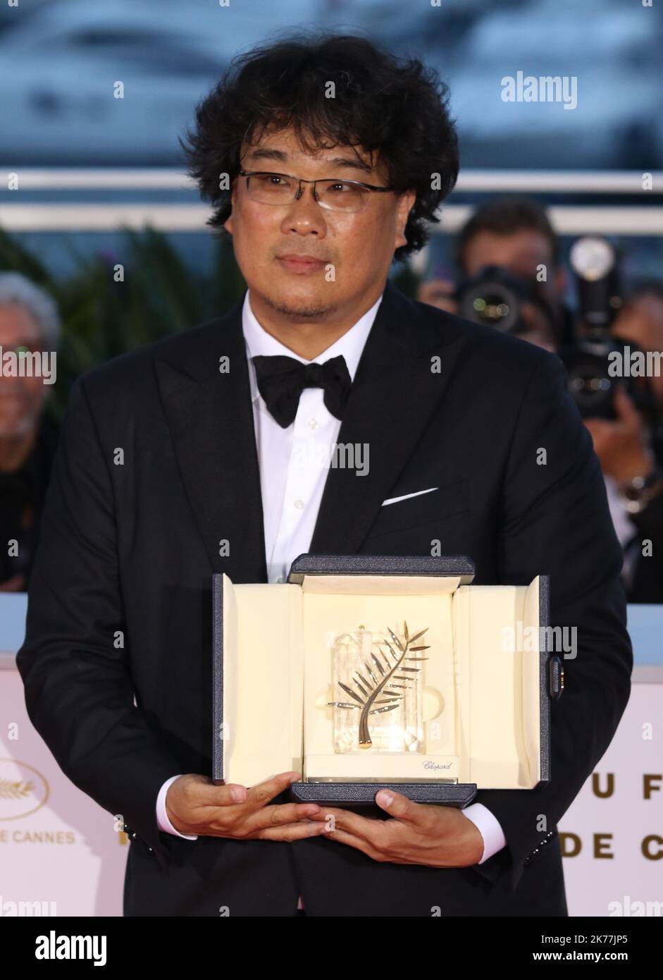Der südkoreanische Regisseur Bong Joon-Ho posiert während einer Fotozelle mit seiner Trophäe, nachdem er die Palme d'Or für den Film 'Parasite (Gisaengchung)' gewonnen hat. Stockfoto