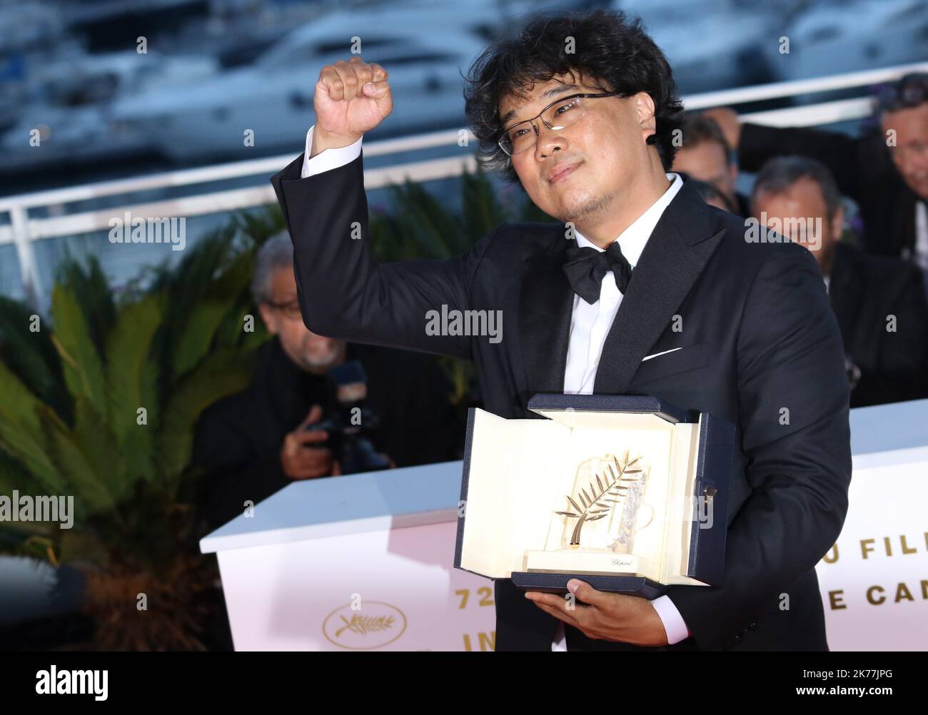 Der südkoreanische Regisseur Bong Joon-Ho posiert während einer Fotozelle mit seiner Trophäe, nachdem er die Palme d'Or für den Film 'Parasite (Gisaengchung)' gewonnen hat. Stockfoto