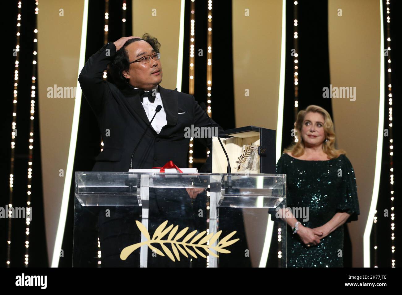 Der südkoreanische Regisseur Bong Joon-Ho auf der Bühne, nachdem er die Palme d'Or für den Film 'Parasite (Gisaengchung)' gewonnen hatte. Stockfoto