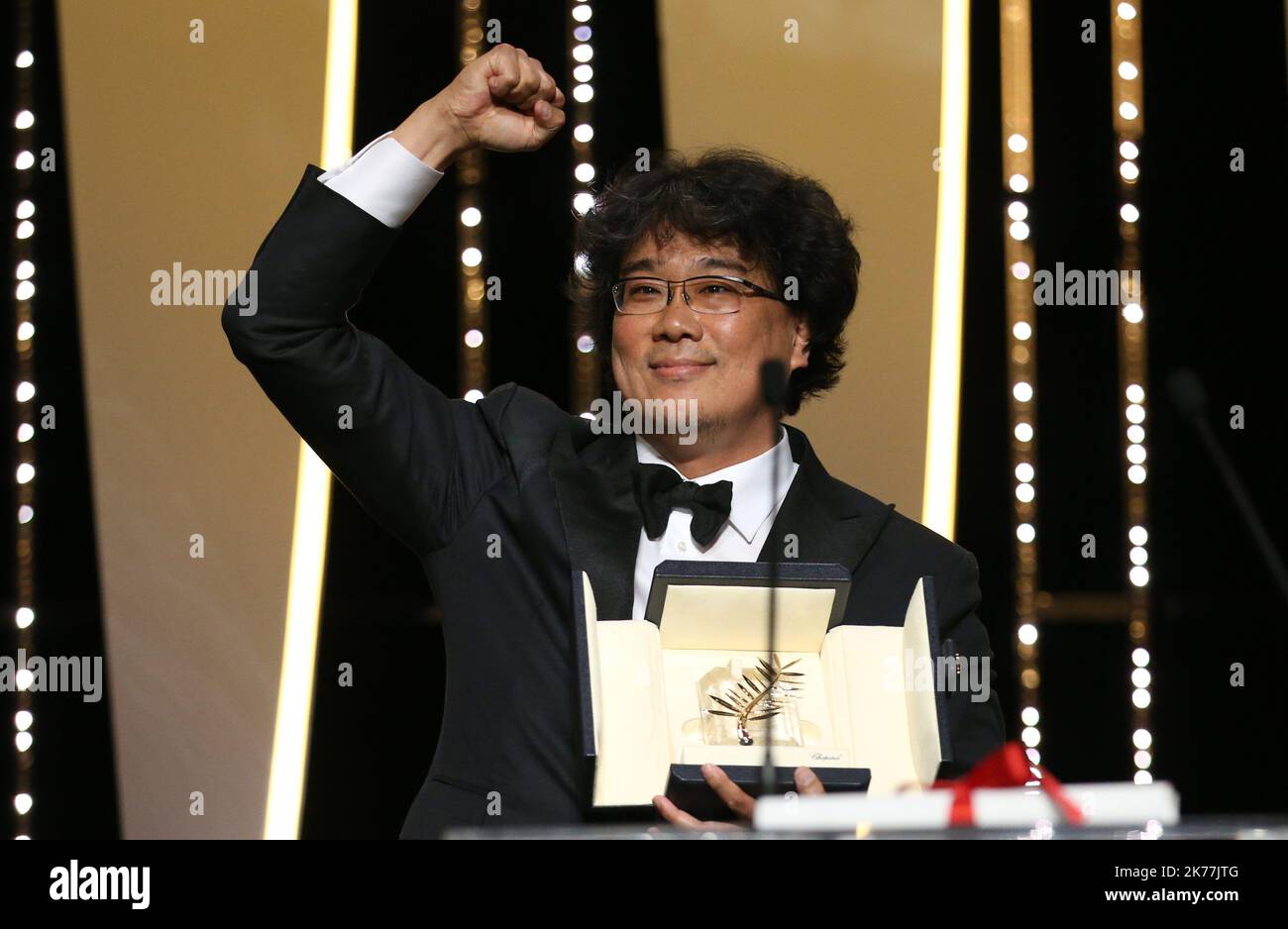 Der südkoreanische Regisseur Bong Joon-Ho auf der Bühne, nachdem er die Palme d'Or für den Film 'Parasite (Gisaengchung)' gewonnen hatte. Stockfoto