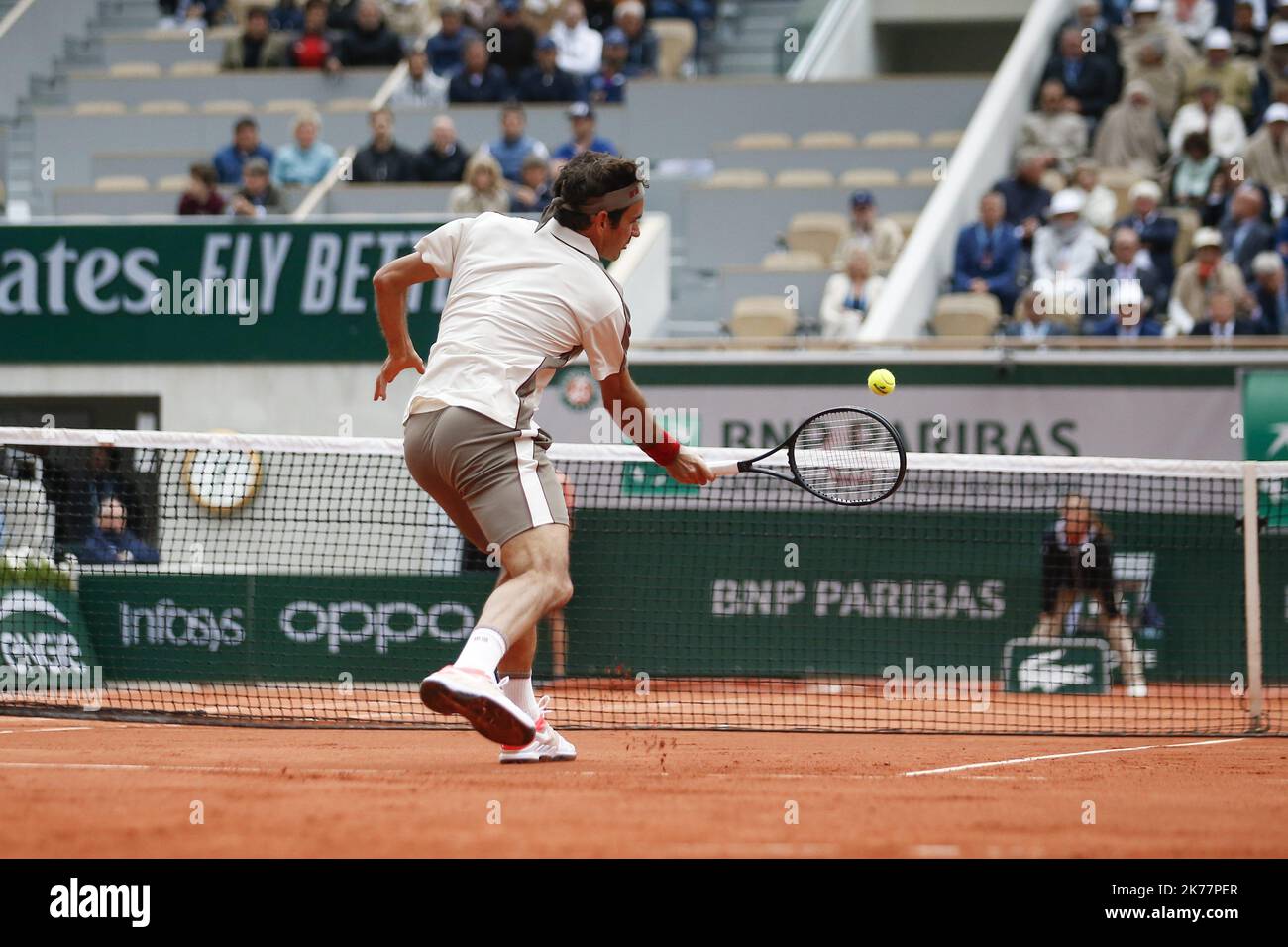 Roger Federer aus der Schweiz spielt eine Vorhand während seines Halbfinalspiels für Herren gegen Rafael Nadal aus Spanien während des 13. Tages der French Open 2019 bei Roland Garros in Paris, Frankreich. 07.06.2019 Stockfoto